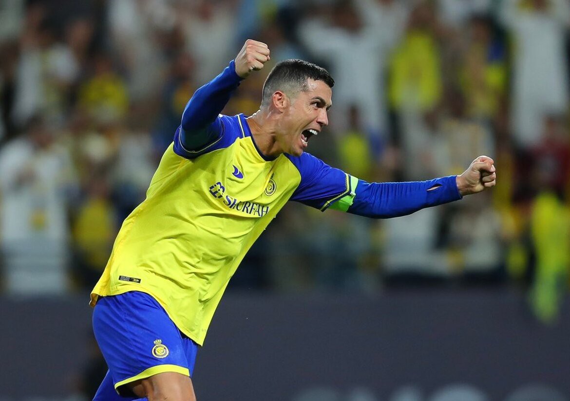 CR7 durante comemoração de um de seus gols com a camisa do Al Nassr