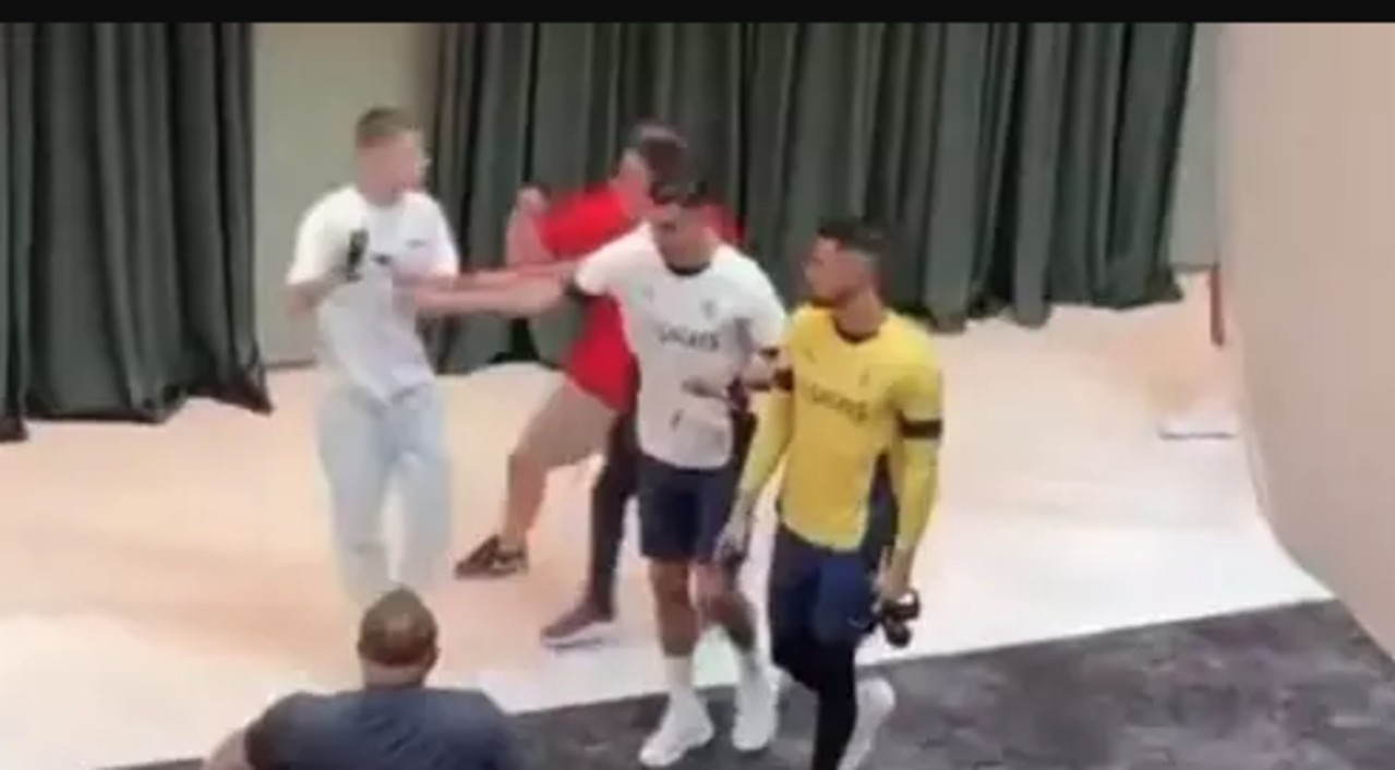 Torcedor invade área de segurança e é empurrado por CR7 na Armênia