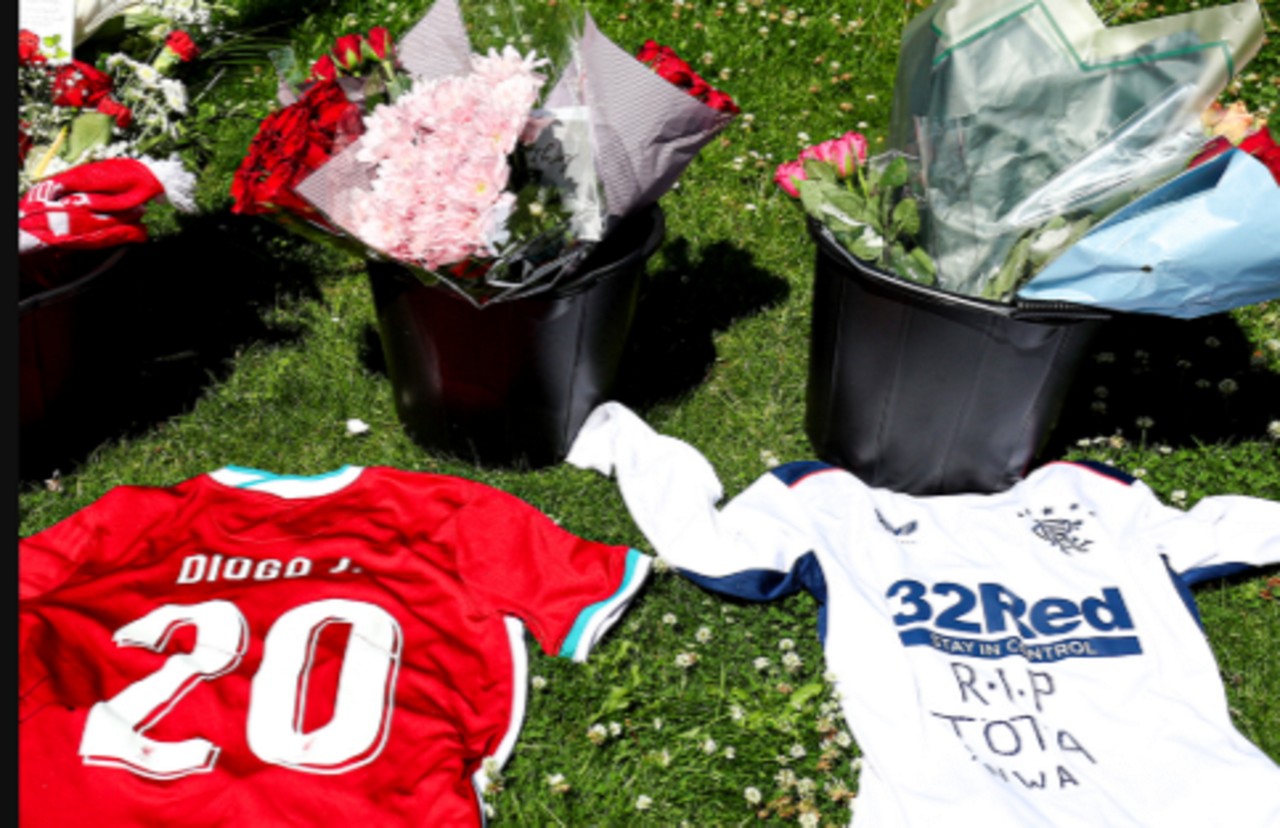 Torcedores do Liverpool levaram flores e também camisas utilizadas pelo português 