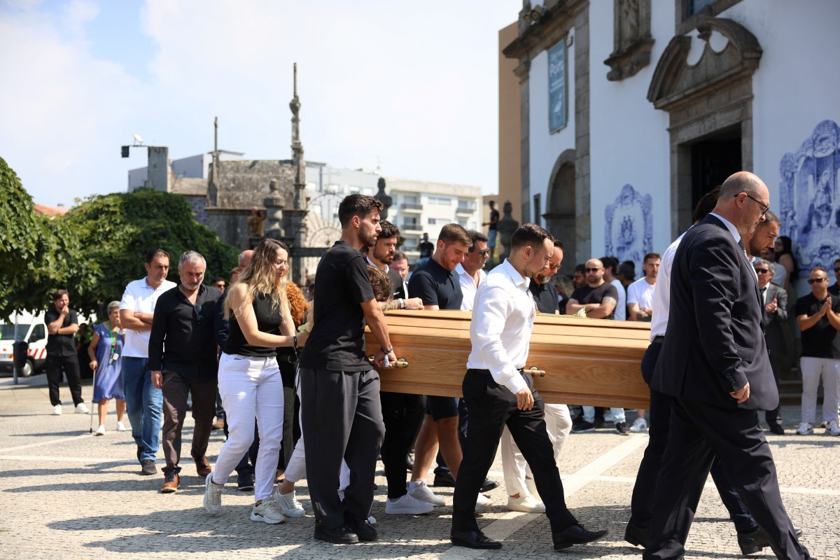 Familiares acompanharam o caixão do jogador de futebol português Diogo Jota