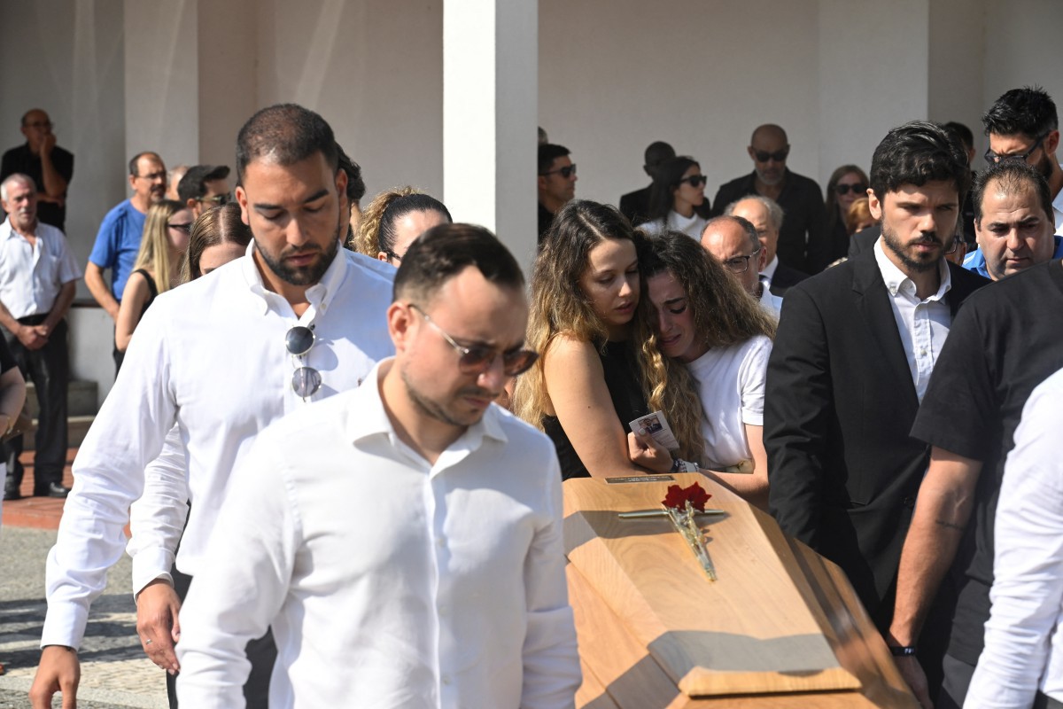 Ex-companheiros de equipe carregam os caixões durante o funeral; Diogo Jota tinha se casado há 11 dias