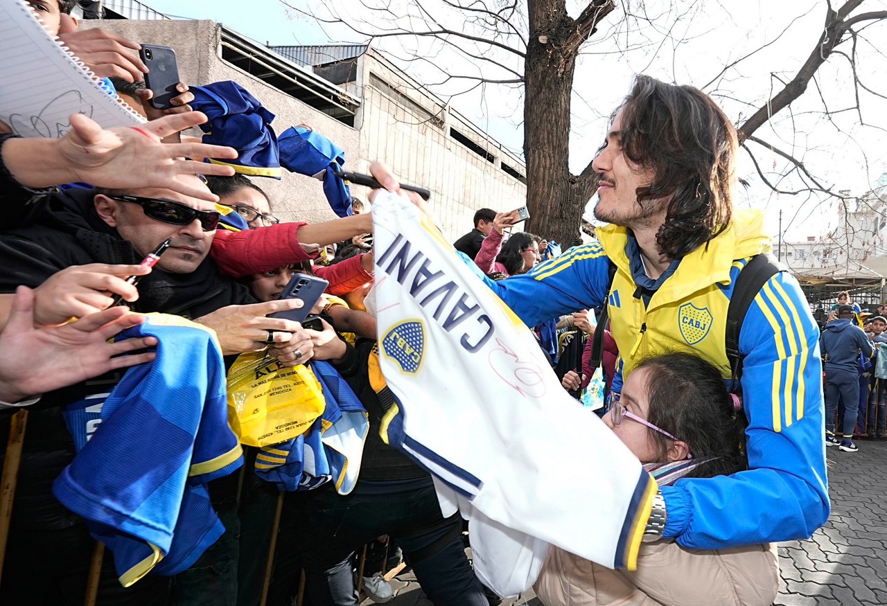 Cavani é uruguaio e usa a camisa 10