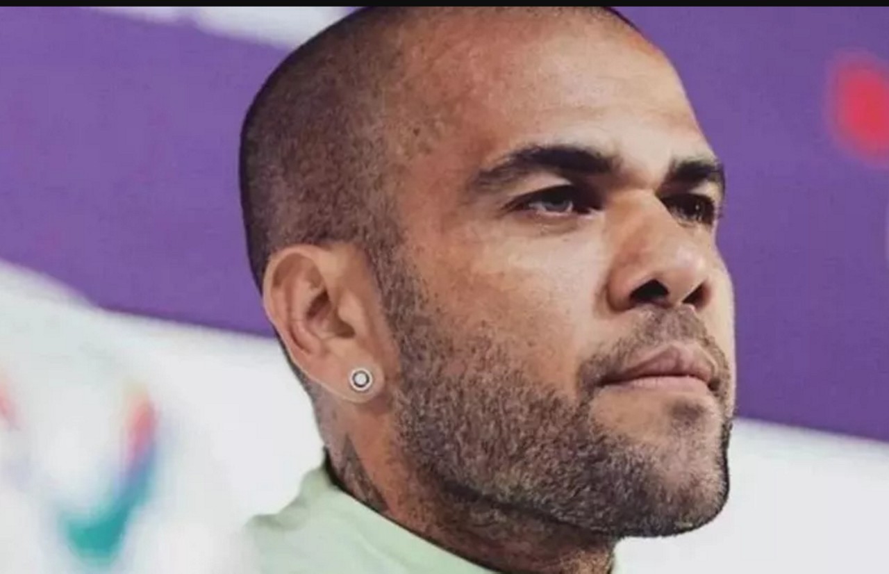 Daniel Alves foi absolvido,de sua condenação de quatro anos e seis meses de prisão por agressão sexual, contra uma jovem em uma boate de Barcelona, em dezembro de 2022.