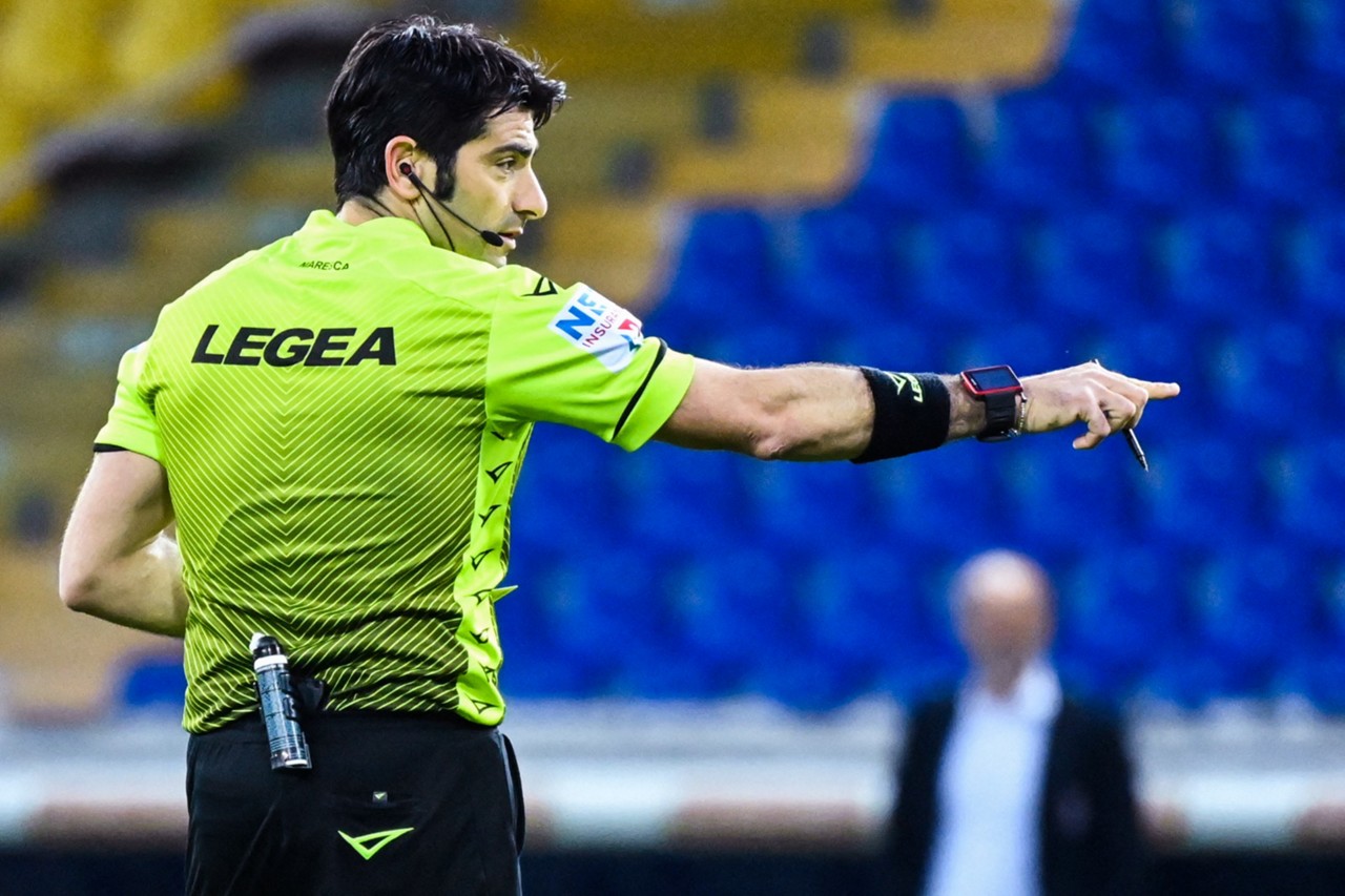 O árbitro italiano Fabio Maresca gesticula durante a partida de futebol da Série A italiana Parma x AC Milan. 