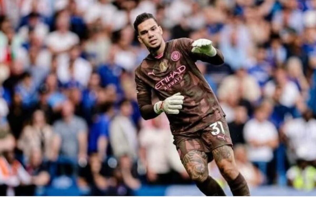 Ederson em ação pelo Manchester City