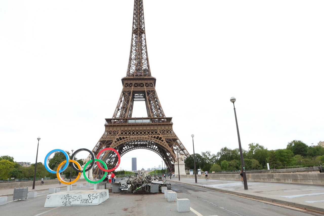 Arredores da Torre Eiffel registram sinais depredação por torcedores do PSG