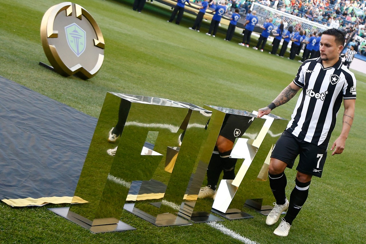 Artur durante entrada em campo no primeiro jogo do Botafogo no Mundial de Clubes