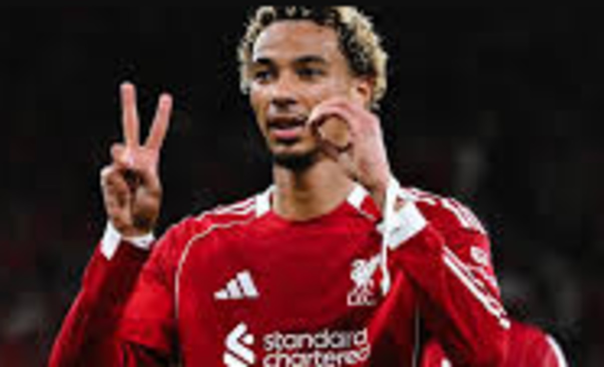 Autor de um dos gols do Liverpool, Ekitike comemora fazendo o número 20, que era utilizado por Diogo Jota 