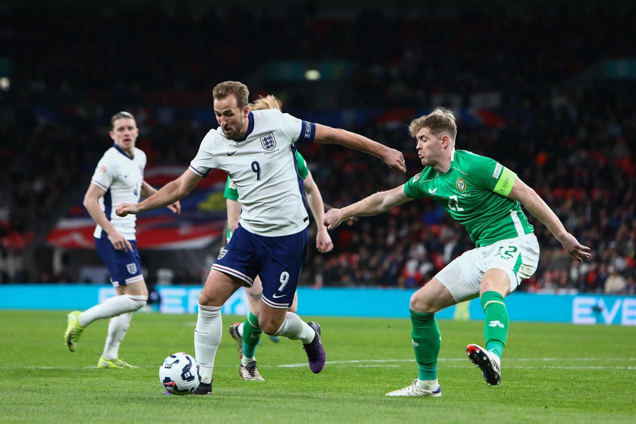 Harry Kane, da Inglaterra, recebe pressão de Nathan Collins, da Irlanda, em jogo pela Liga das Nações 