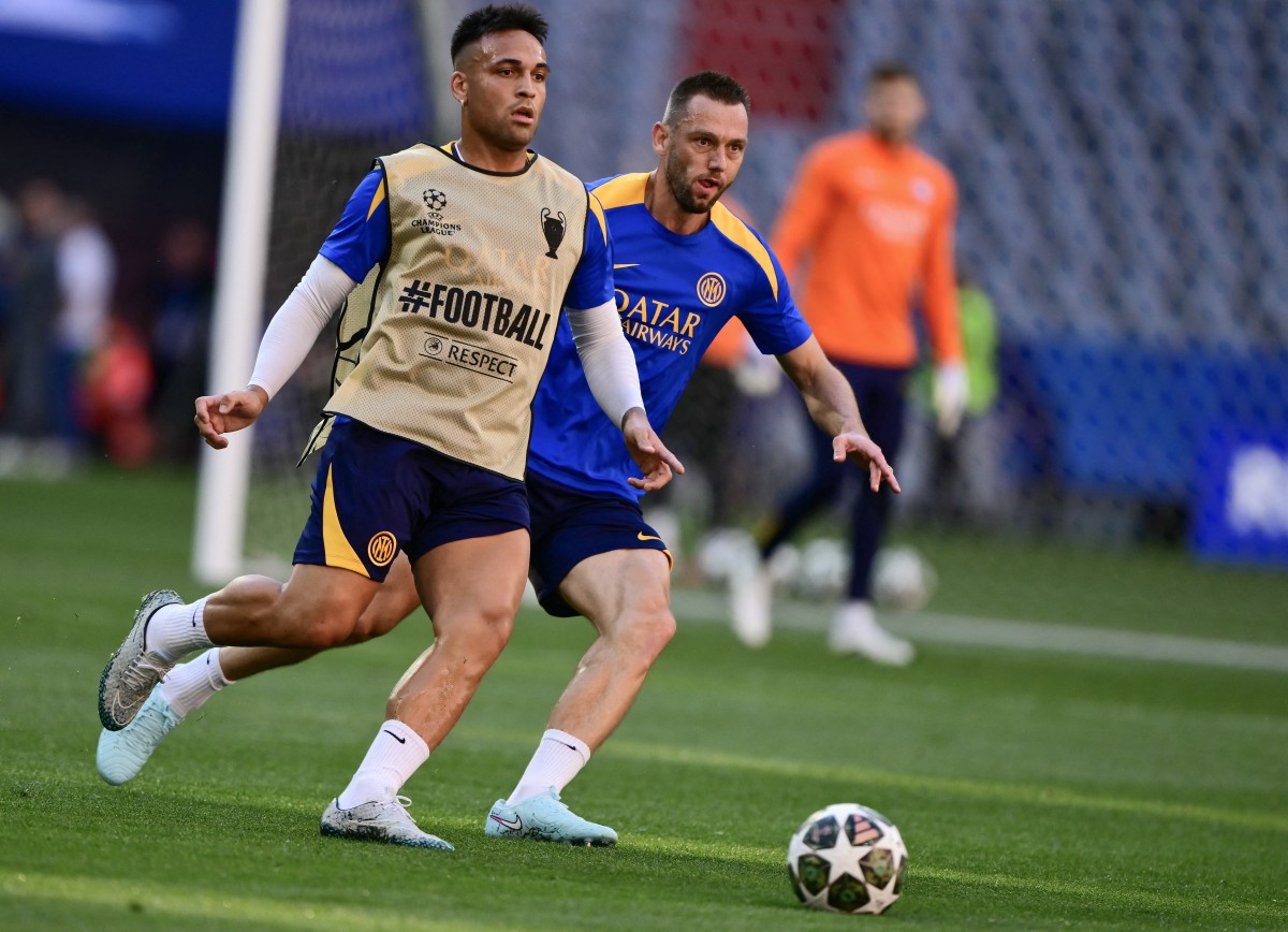 Inter Milan's Argentine forward #10 Lautaro Martinez (L) and Inter Milan's Dutch defender #06 Stefan de Vrij attend the MD-1 training session of his players on the eve of the UEFA Champions League final football match between Inter Milan and Paris Saint-Germain (PSG) in Munich, southern  on May 30, 2025. (Photo by Marco BERTORELLO / AFP)