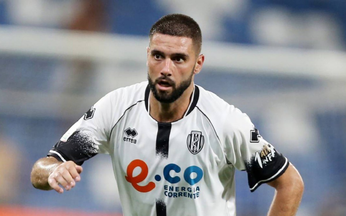 Marco Curto, zagueiro que atua no Cesena, da Itália, pegou gancho após chamar adversário sul-coreano de Jackie Chan