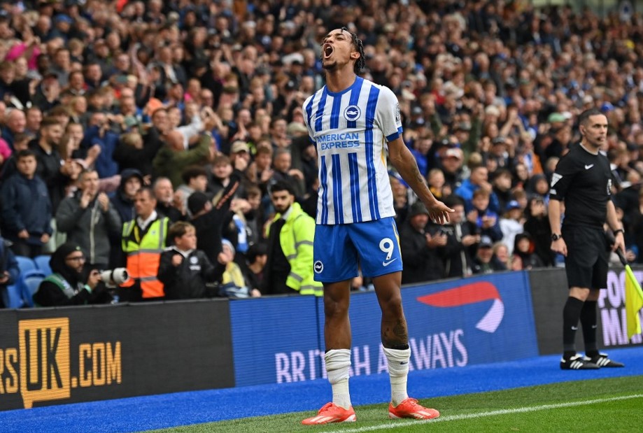 Brasileiro João Pedro marca gol da vitória do Brighton sobre o Manchester United