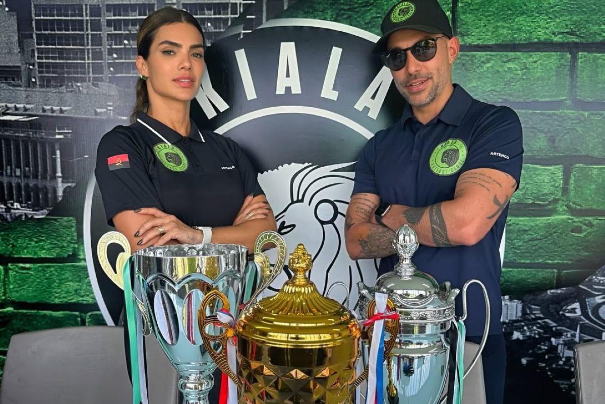 Kelly Key e o marido Mico Freitas com os troféus conquistados em Angola
