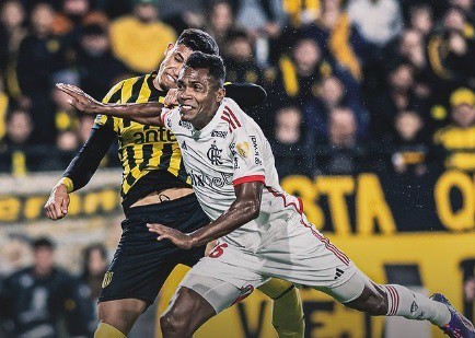 Lateral do Flamengo, Alex Sandro disputa bola com jogador do Peñarol