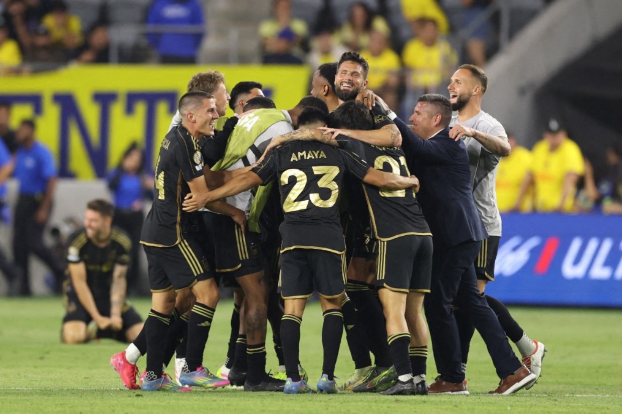 Jogadores do Los Angeles FC comemoram a vitória e a classificação do time para a Copa do Mundo de Clubes após