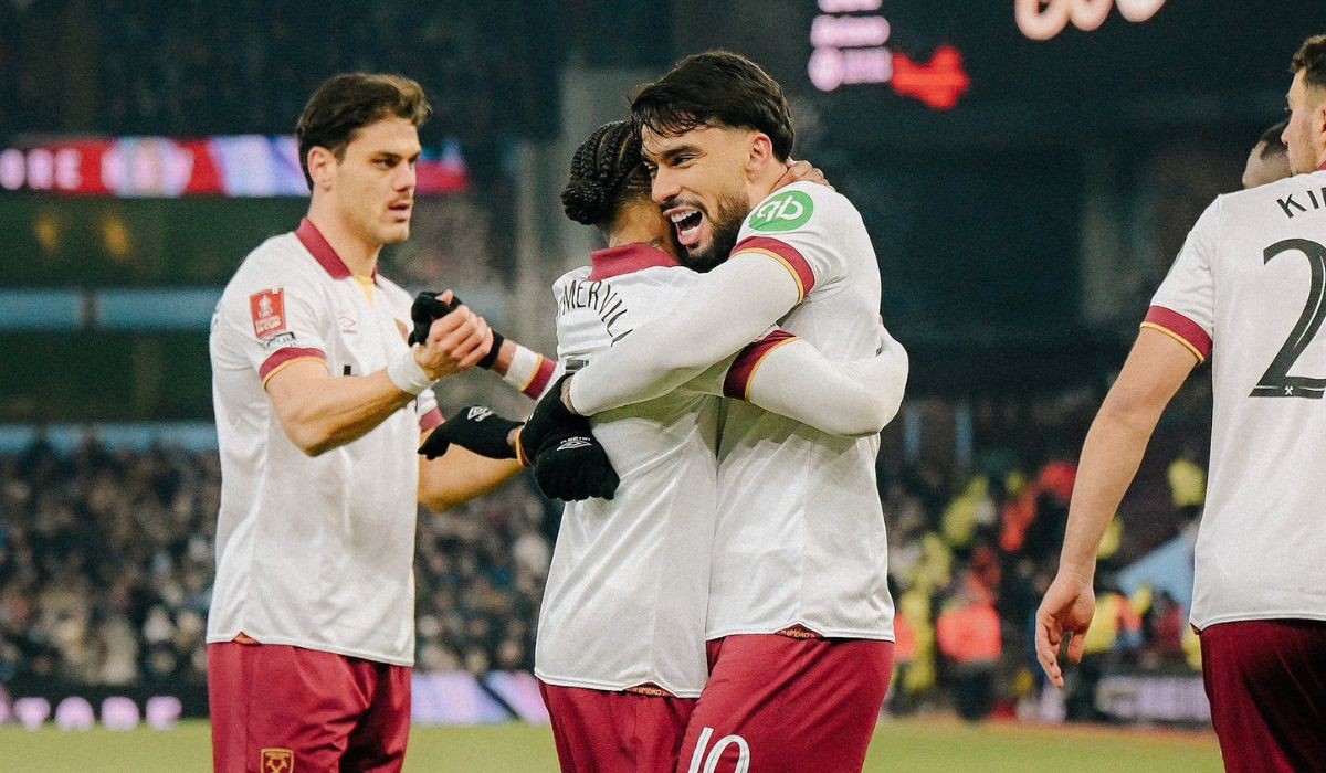 Lucas Paquetá comemora o gol que marcou contra o Aston Villa