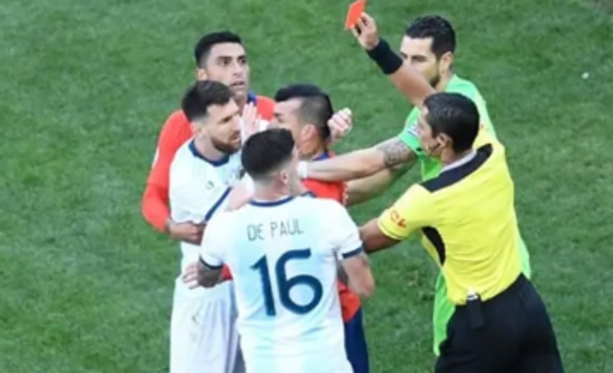 Árbitro paraguaio Mario Díaz mostra cartão vermelho para Messi, da Argentina, durante partida com o Chile, pela Copa América 2019