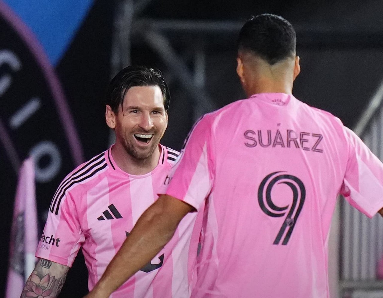 Messi comemora seu gol pelo Inter Miami ao lado de Suárez