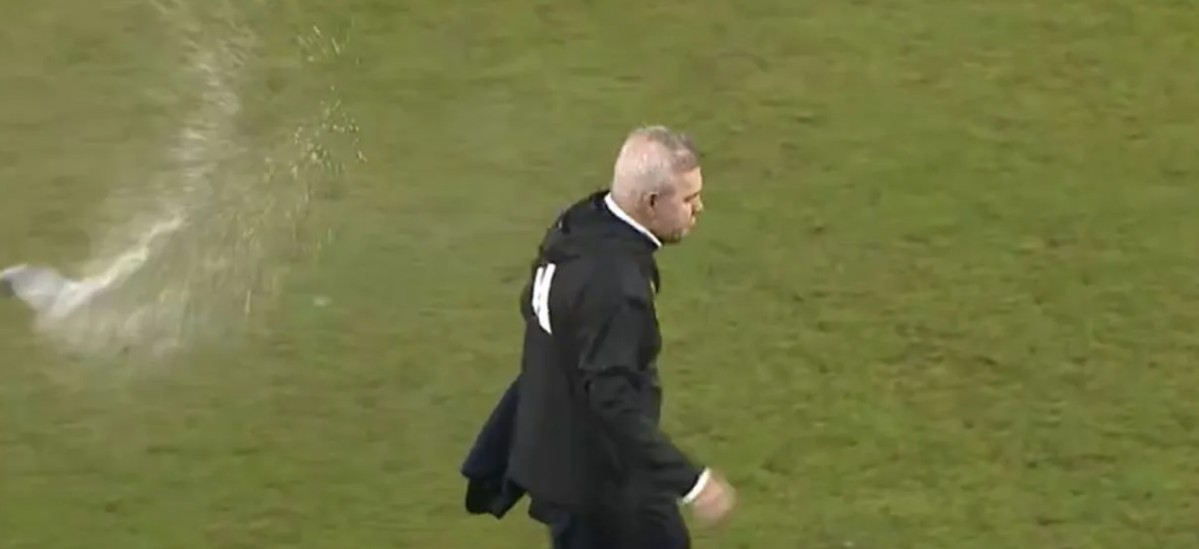 Partida acabou ficando marcada por cenas de violência contra o técnico mexicano Javier Aguirre 
