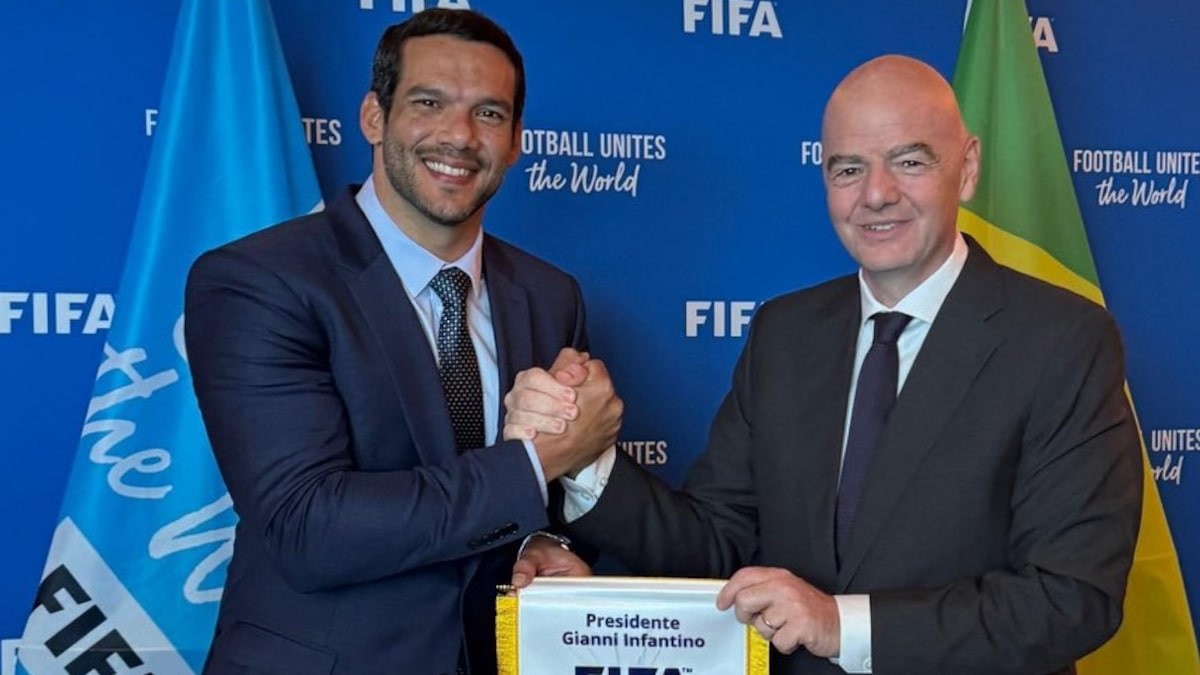Xaud e Infantino apertam as mãos durante encontro neste domingo (13), nos EUA, no estádio MetLife Stadium, palco da decisão do Mundial de Clubes 2025
