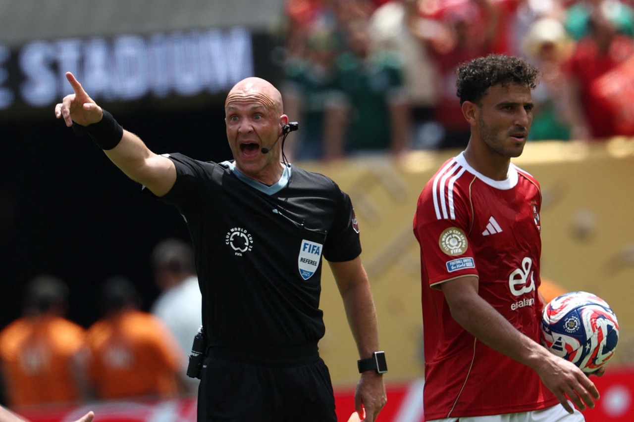 O árbitro Anthony Taylor usa microfone com câmera na partida entre Palmeiras e Al Ahly, pela Copa do Mundo de Clubes