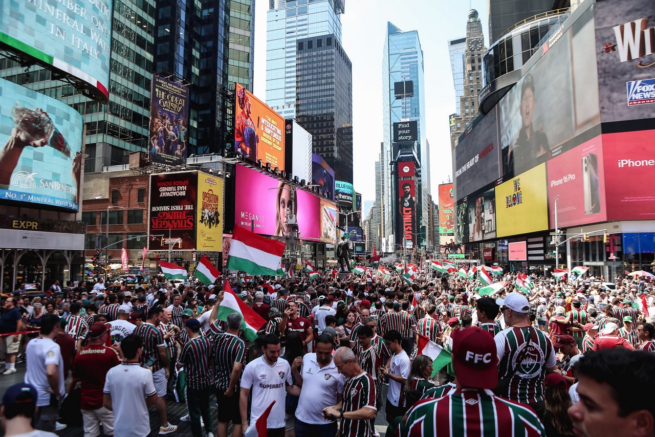 Torcida do Flu marca presença na Times Square, um dos cartões postais de NY
