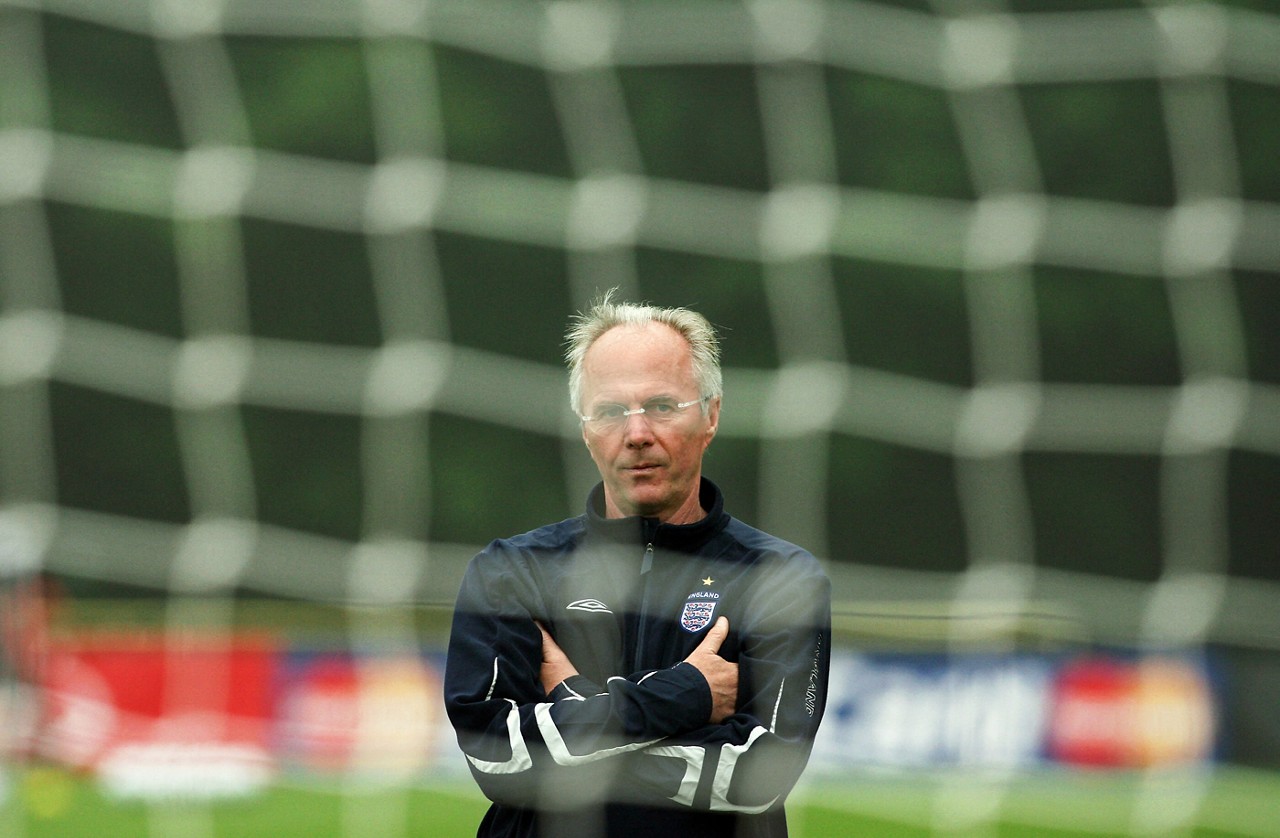 (FILES) Swedish head coach of the English team Sven-Goran Eriksson is seen during a training session at the Mittelbergstadion in Buhlertal 28 June 2006. Swedish football manager Sven-Goran Eriksson, who coached England from 2001 to 2006, died on August 26, 2024 at the age of 76 after a battle with pancreatic cancer, his agent said. (Photo by Adrian DENNIS / AFP)