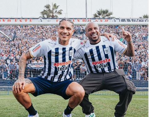 Paolo Guerrero foi apresentado neste domingo (1º) como novo jogador do Alianza Lima