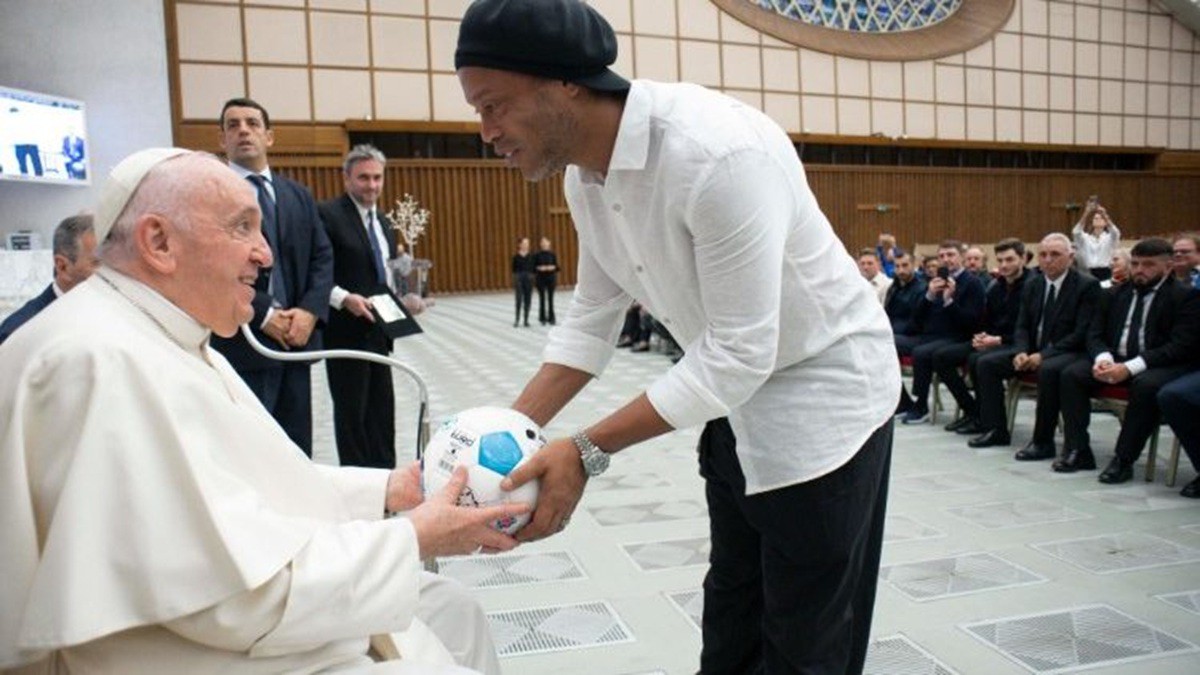 Ronaldinho Gaúcho em encontro com o papa Francisco em 2022
