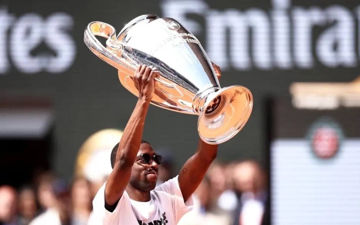  Dembélé com a taça da Champions em Roland Garros 