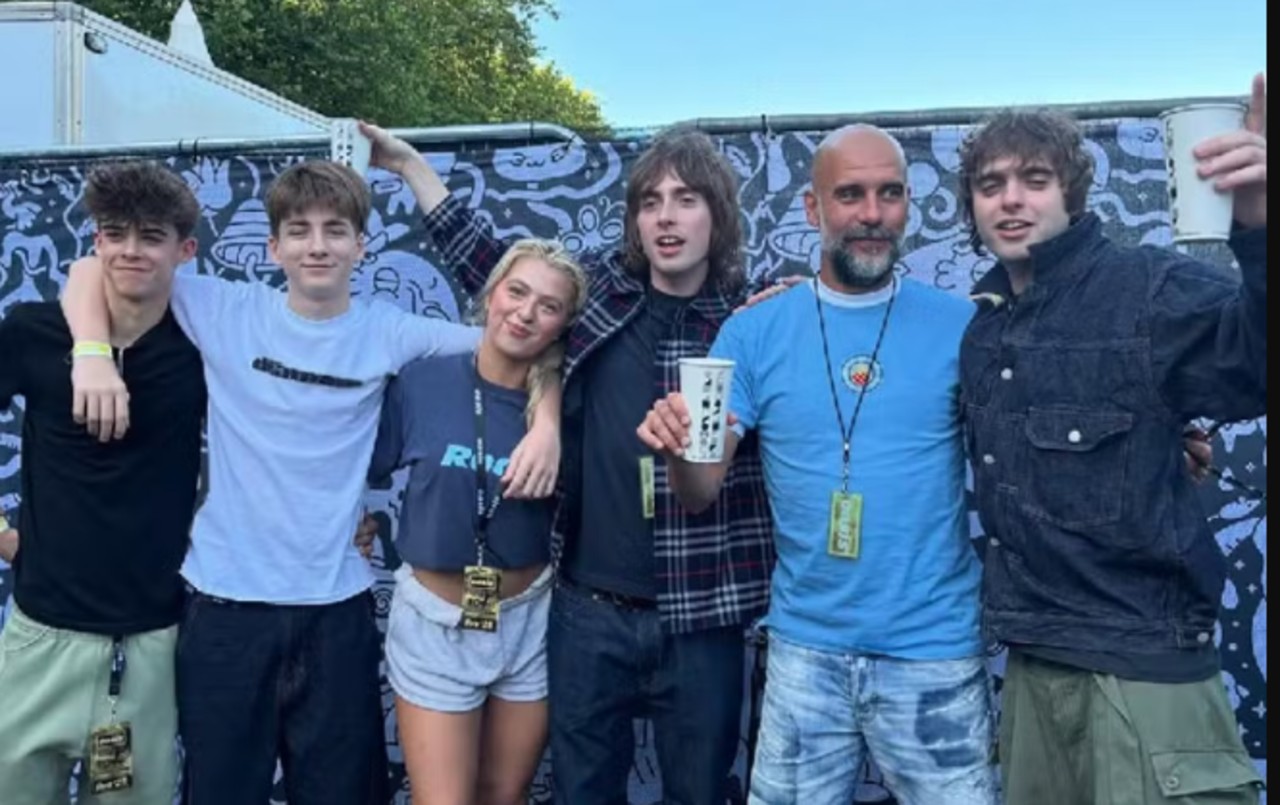 Pep Guardiola, treinador do City, festeja com a família dos irmãos Gallagher nos bastidores antes do show de retorno da banda na cidade após 16 anos
