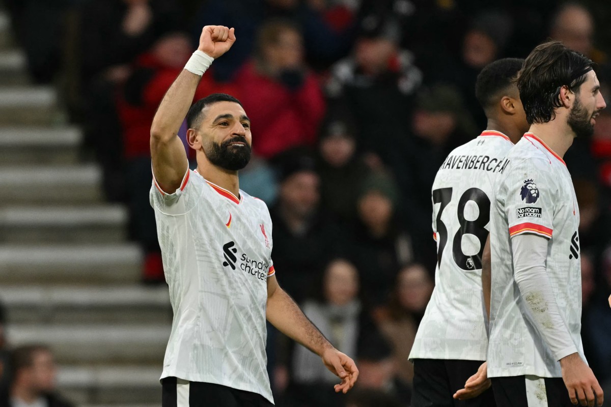Liverpool's Egyptian striker #11 Mohamed Salah (L) celebrates after scoring their second goal during the English Premier League football match between Bournemouth and Liverpool at the Vitality Stadium in Bournemouth, southern England on February 1, 2025. (Photo by Glyn KIRK / AFP) / RESTRICTED TO EDITORIAL USE. NO USE WITH UNAUTHORIZED AUDIO, VIDEO, DATA, FIXTURE LISTS, CLUB/LEAGUE LOGOS OR 'LIVE' SERVICES. ONLINE IN-MATCH USE LIMITED TO 120 IMAGES. AN ADDITIONAL 40 IMAGES MAY BE USED IN EXTRA TIME. NO VIDEO EMULATION. SOCIAL MEDIA IN-MATCH USE LIMITED TO 120 IMAGES. AN ADDITIONAL 40 IMAGES MAY BE USED IN EXTRA TIME. NO USE IN BETTING PUBLICATIONS, GAMES OR SINGLE CLUB/LEAGUE/PLAYER PUBLICATIONS. / 