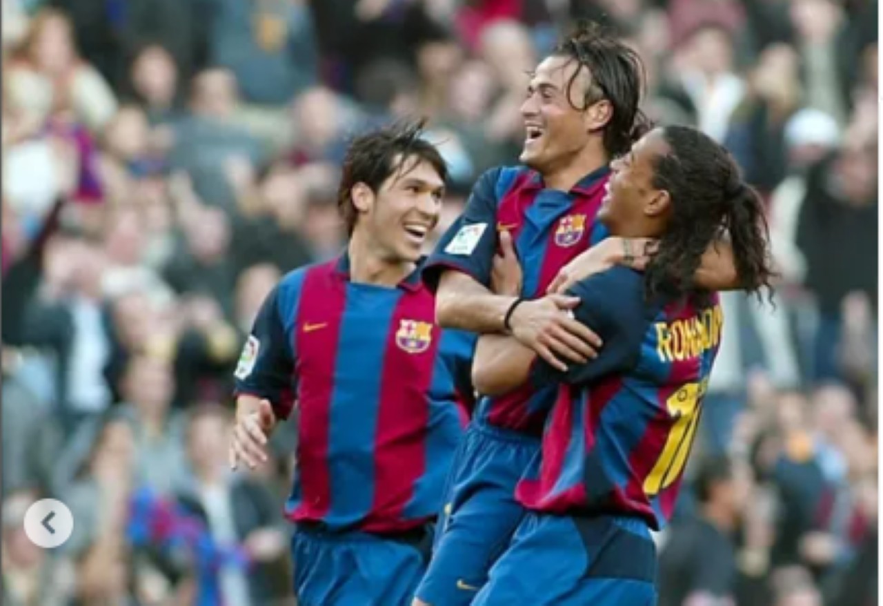 Ronaldinho e Luis Enrique atuando juntos pelo Barcelona