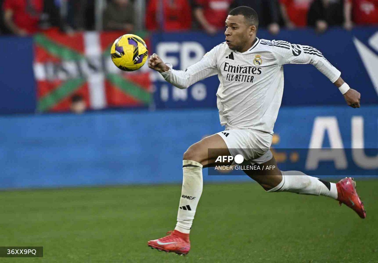 Mbappe corre em busca da bola durante a partida da liga espanhola entre o time dele, Real Madrid, e Osasuna