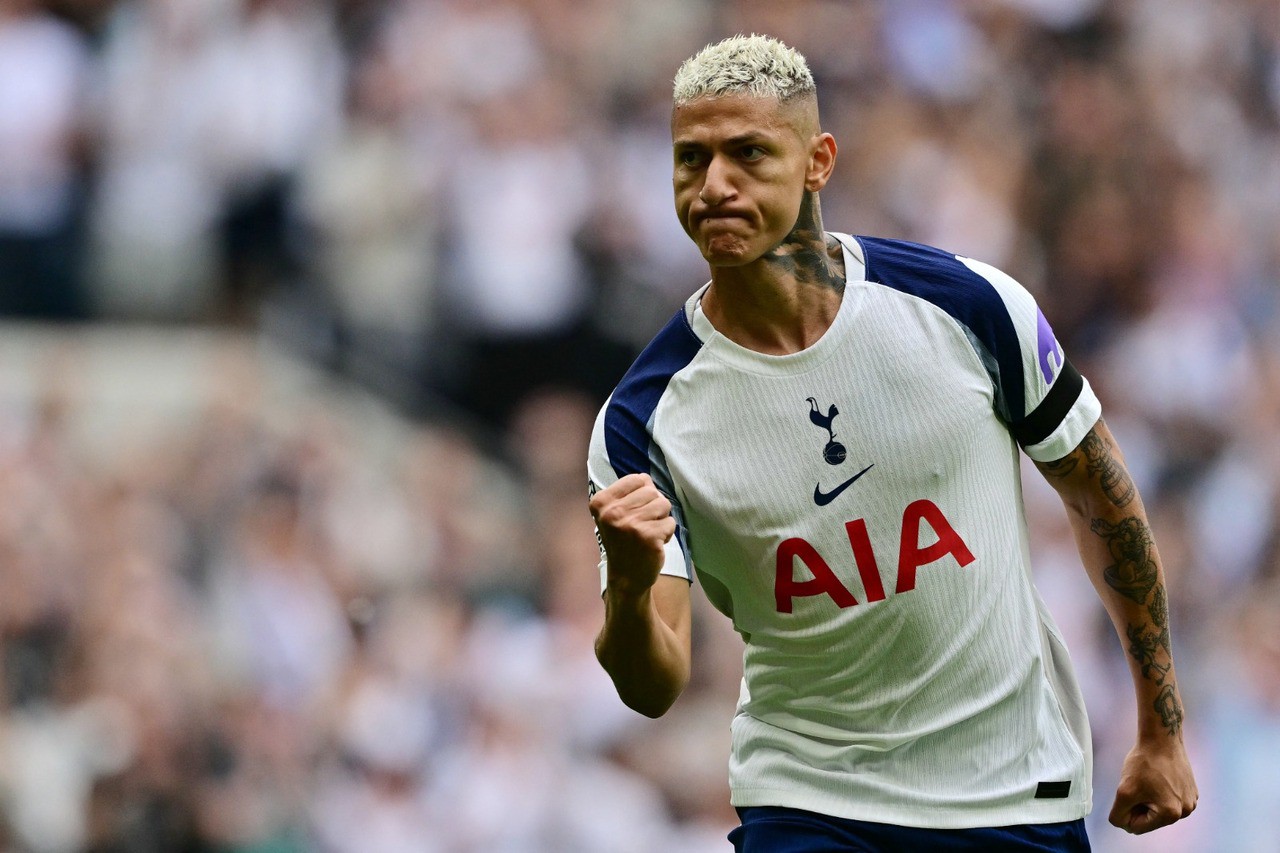 Brasileiro Richarlison marca golaço, e Tottenham despacha Burnley na Premier League