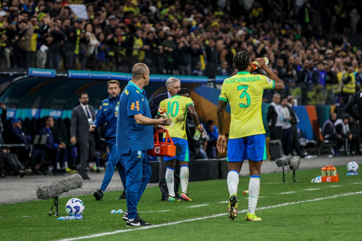 Ancelotti conversa com Vini Jr durante partida da seleção brasileira diante do Paraguai