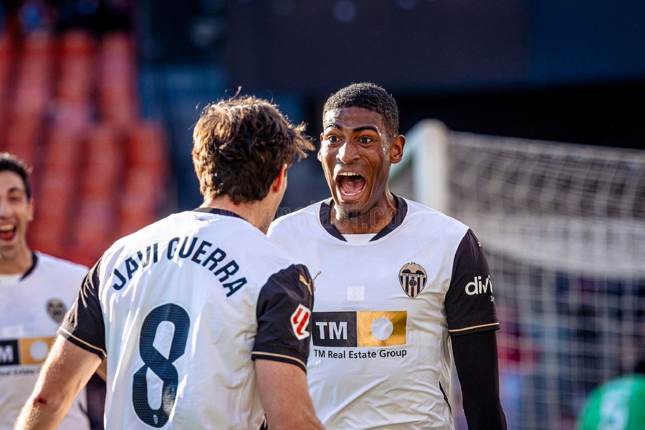 Mouctar Diakhaby foi um dos autores dos gols do Valencia 