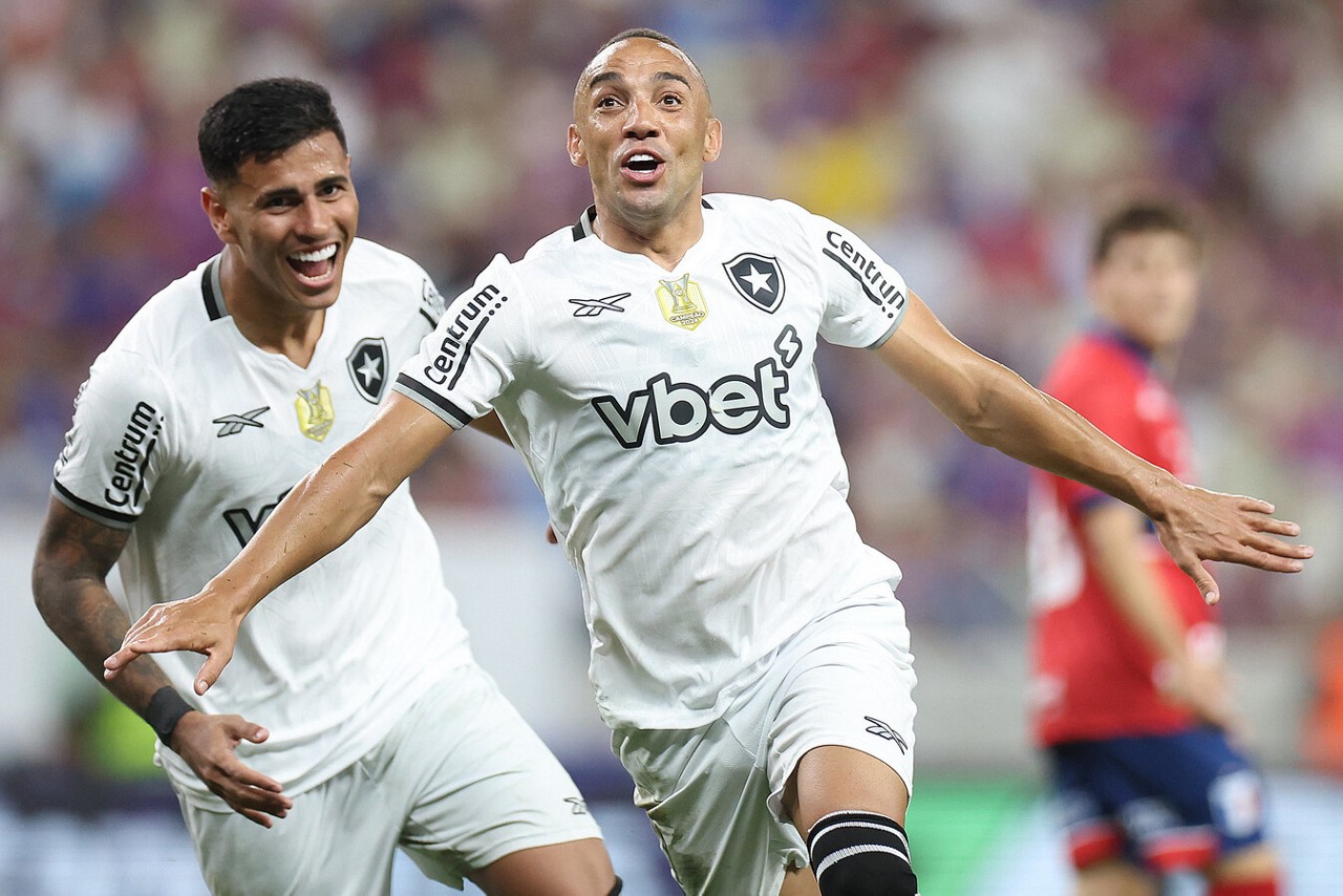 Autor de dois gols no Castelão, Marçal comemora com os companheiros