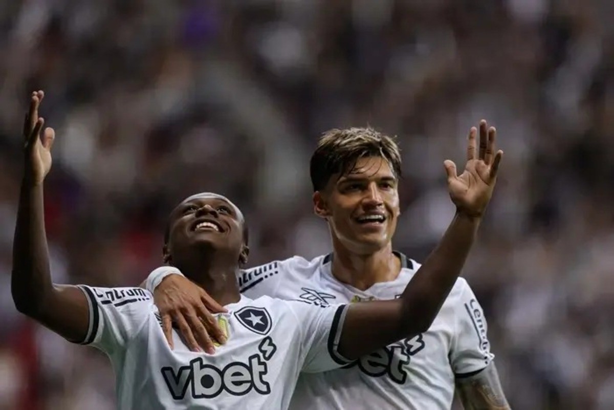 Garoto Nathan comemora o segundo gol do Botafogo sobre o Vasco