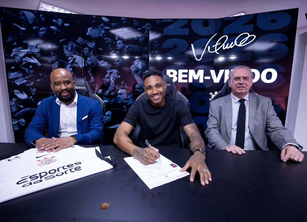 Atacante Vitinho assina contrato com o Corinthians até 2026