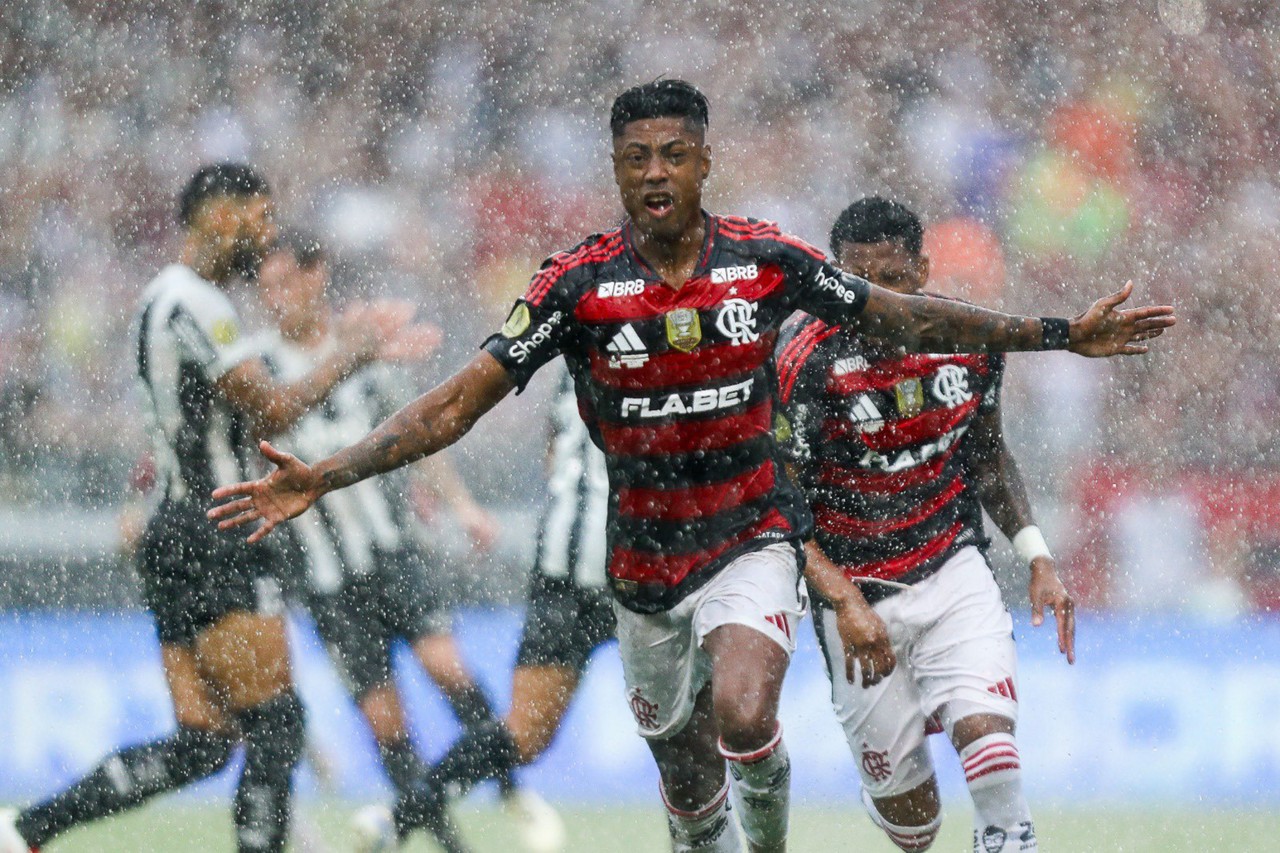 Bruno Henrique comemora gol de pênalti contra o Botafogo