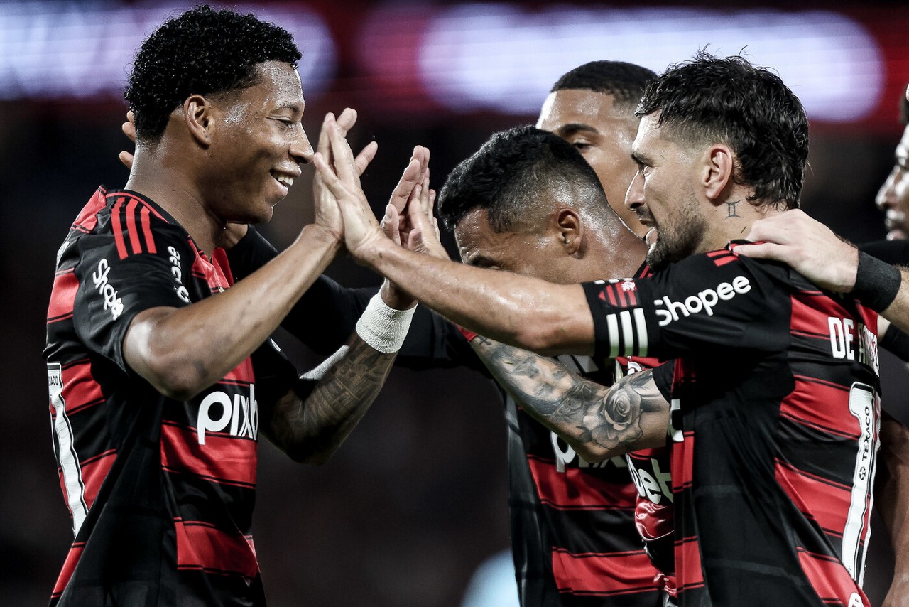 Autor do segundo gol do Flamengo, Plata comemora com Arrascaeta
