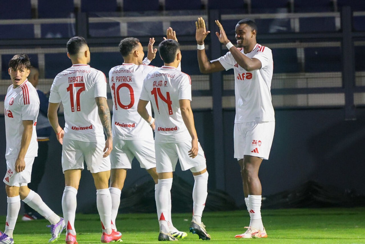 Autor de dois gols, zagueiro Ricardo Mathias comemora com os companheiros