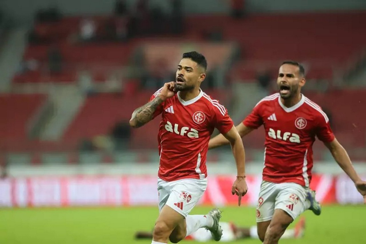 Bruno Tabata comemora o gol que determinou o triunfo sobre o Vitória