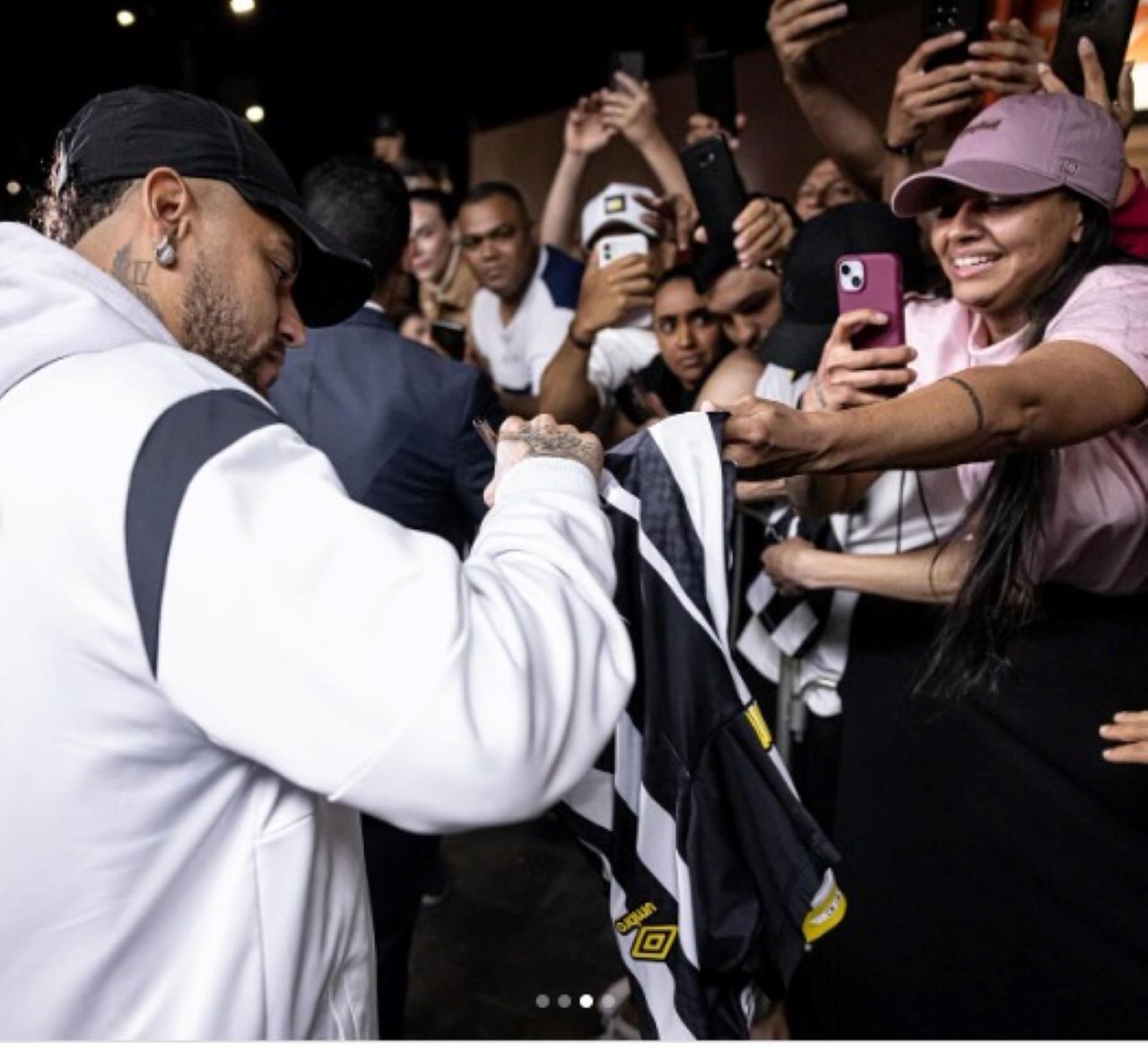 Neymar recebeu presentes dos torcedores e distribuiu autógrafos na porta do hotel