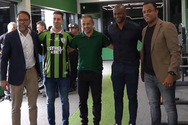 Ídolos são homenageados em inauguração de nova estrutura para a categoria de base
