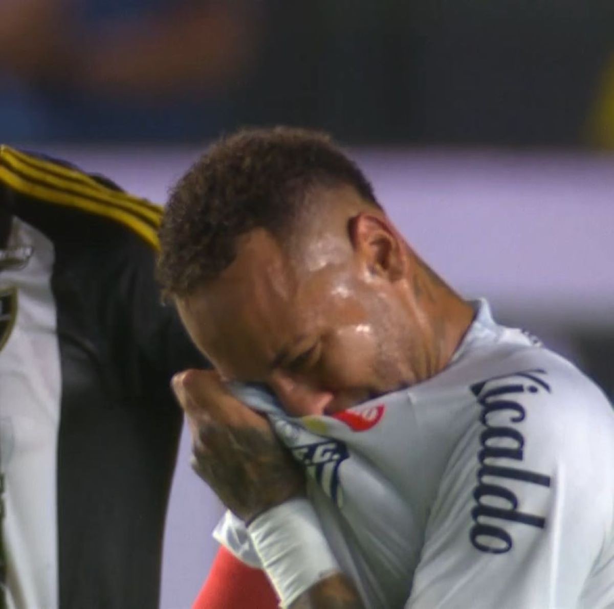 Neymar foi substituído ainda no primeiro tempo