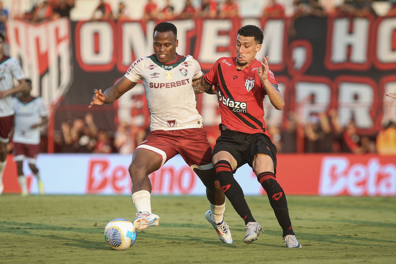 Lance da partida entre Atlético-GO e Fluminense, neste domingo (29)