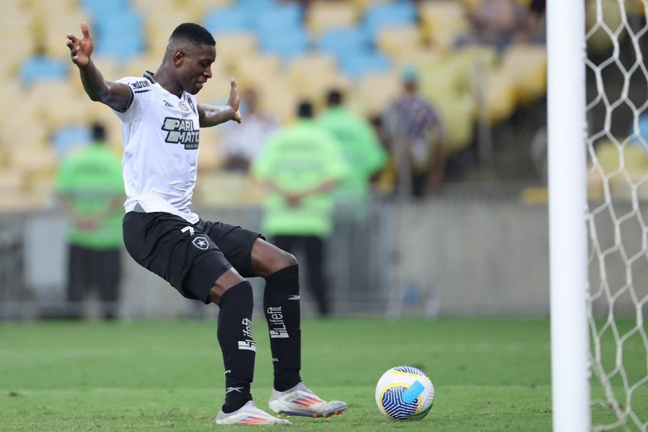 Luiz Henrique marcou no fim do jogo após vacilo de Felipe Melo, fez valer a lei do ex e decidiu a vitória por 1 a 0 