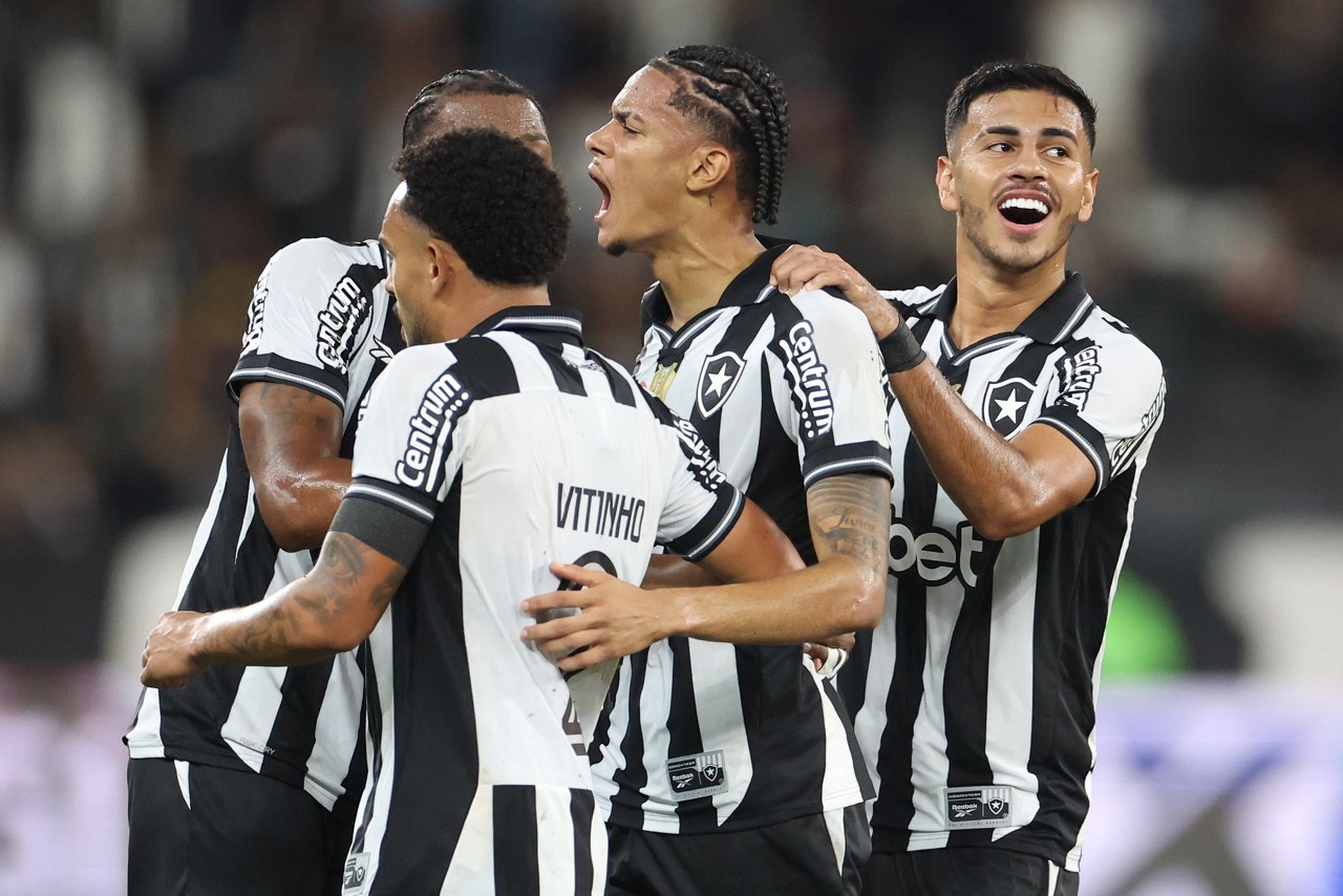 Botafogo goleia o Bragantino no Nilton Santos por 4 a 1 